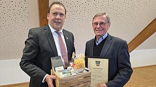 Mit einer Dankesurkunde und einem Geschenkkorb, vor allem aber mit respektvollen Worten verabschiedete B&uuml;rgermeister Siegfried Lobmeier Barthl Kalb aus dem Gemeinderat.