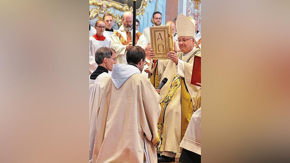 &Uuml;berreichung des Evangeliars.