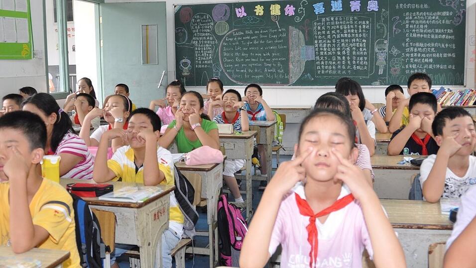 Stefanie Maier hat ihre Oma in China besucht. Bei der Gelegenheit ist sie eine Woche auf eine chinesische Grundschule gegangen.