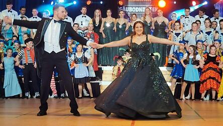 Prinz Josef und Prinzessin Lisa von der Narrhalla Au tanzten den Prinzenwalzer.