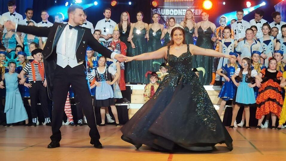Prinz Josef und Prinzessin Lisa von der Narrhalla Au tanzten den Prinzenwalzer.