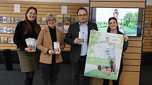 Von links: Lisa Sittenauer und Susanne Segl, Mitarbeiterinnen der Tourist-Info, B&uuml;rgermeister Martin Stoiber und Tourismus-Chefin Katrin Pielmeier stellen das Programm f&uuml;r die F&uuml;hrungen 2026 vor.