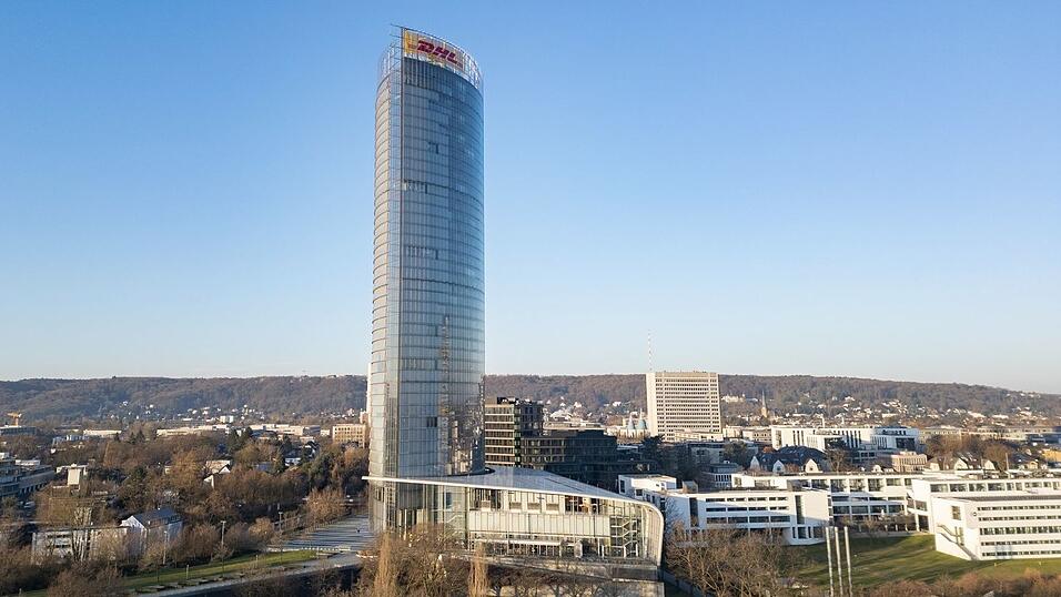 Nicht nur das Posthorn ist auf dem Dach des Posttowers montiert, sondern auch ein gro&szlig;es DHL-Logo.