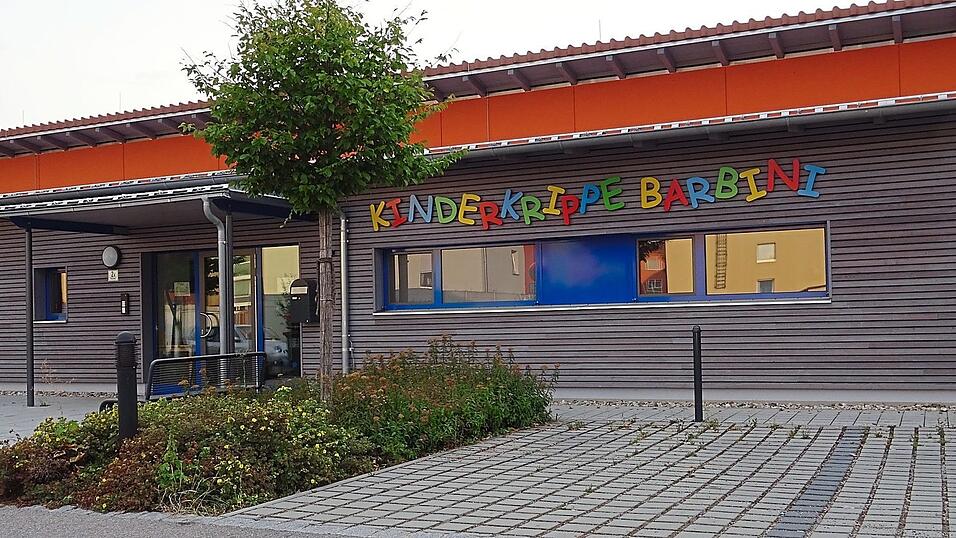 Kostendeckend sind die Elternbeitr&auml;ge bei Weitem nicht, zumal die Gemeinde f&uuml;r die Kinder der unteren D&ouml;rfer auch einen kostenlosen Kindergartenbus anbietet. Aber um der weiteren Defizitentwicklung etwas entgegenzuwirken, kam man um eine Elternbeitragserh&ouml;hung nicht umhin. Auch in der Krippe Barbini werden die Beitr&auml;ge zum 1. September marginal angehoben.