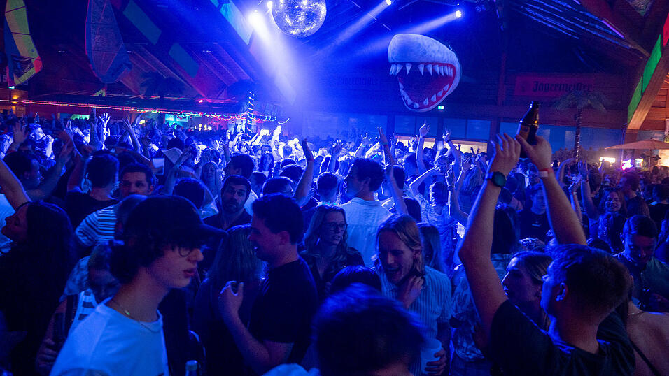 Die besten Bilder vom Samstag zeigen Tanzen und jede Menge Spaß. Die besten Bilder vom Samstag zeigen Tanzen und jede Menge Spaß.