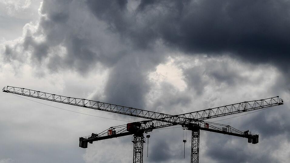 Die deutsche Wirtschaft wird nach Einschätzung des Ifo-Instituts in diesem und im nächsten Jahr schwächer wachsen als erwartet. (Symbolbild) Die deutsche Wirtschaft wird nach Einschätzung des Ifo-Instituts in diesem und im nächsten Jahr schwächer wachsen als erwartet. (Symbolbild)