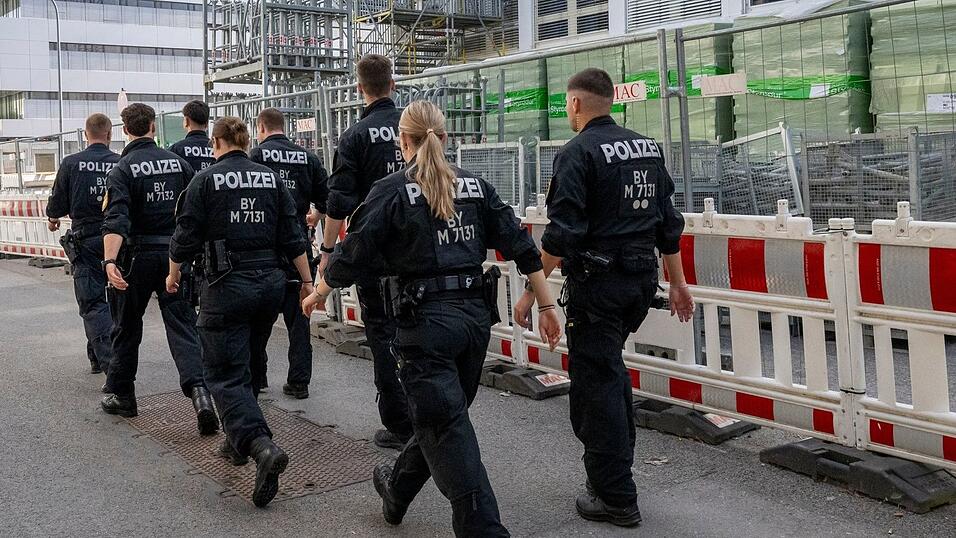 Nicht nur die Attacken auf die Stromversorgung und die Bahn häufen sich, auch Rüstungsunternehmen müssen sich zunehmend Gedanken um ihre Sicherheitsvorkehrungen machen. Nicht nur die Attacken auf die Stromversorgung und die Bahn häufen sich, auch Rüstungsunternehmen müssen sich zunehmend Gedanken um ihre Sicherheitsvorkehrungen machen.