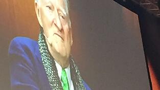 Verleger Michael Klett - mit grellgr&uuml;ner Krawatte, die zur deutschen Paperback-Ausgabe passt - erz&auml;hlt, wie er Tolkien entdeckte und nach Deutschland brachte.