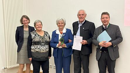 Das älteste anwesende Brautpaar mit Anna und Franz Koller wurde für 65 Ehejahre von den PGR-Vertreterinnen Anna Angermann (v.l.) und Erika Vogl sowie von Pfarrer Alexander Kohl besonders herzlich beglückwünscht.