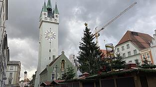 Der schiefe Christbaum am Ludwigsplatz sorgte am Mittwoch für reichlich Aufregung. Der schiefe Christbaum am Ludwigsplatz sorgte am Mittwoch für reichlich Aufregung.