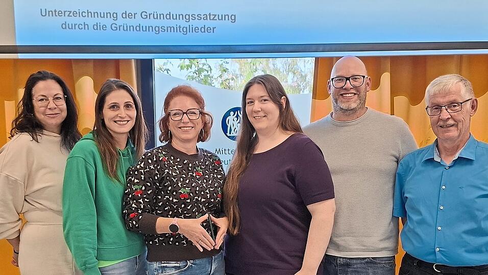 Stellvertretende Vorsitzende Julia Rittler, Schatzmeisterin Katrin Brunner, Vorsitzende Susanne Regner, Kassenprüferin Julia Hofbauer, Schriftführer Daniel Welnhofer und Rektor Herbert Münch. Stellvertretende Vorsitzende Julia Rittler, Schatzmeisterin Katrin Brunner, Vorsitzende Susanne Regner, Kassenprüferin Julia Hofbauer, Schriftführer Daniel Welnhofer und Rektor Herbert Münch.