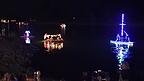 Bunt beleuchtete Boote fahren bei der Lampionfahrt über die Donau.