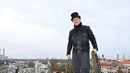 Mit Höhenangst ist der Kaminkehrerberuf undenkbar, oft kann sich Florian Ritt nur auf schmalen Trittbrettern in luftiger Höhe bewegen. Mit Höhenangst ist der Kaminkehrerberuf undenkbar, oft kann sich Florian Ritt nur auf schmalen Trittbrettern in luftiger Höhe bewegen.