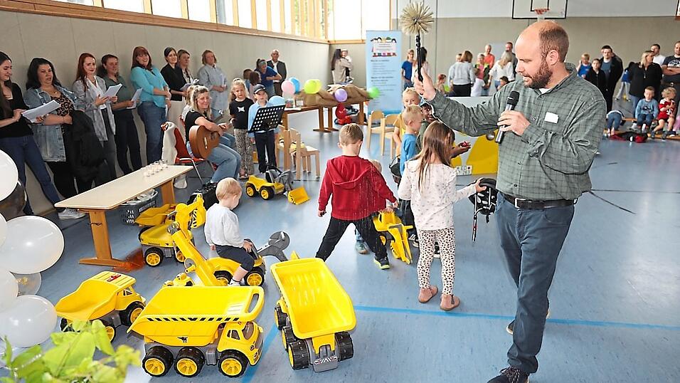 Pastoralreferent Michael Schenke segnete die neuen Sandspiel-Baufahrzeuge für das Kinderhaus, die vom Förderverein, gespendet wurden. Pastoralreferent Michael Schenke segnete die neuen Sandspiel-Baufahrzeuge für das Kinderhaus, die vom Förderverein, gespendet wurden.