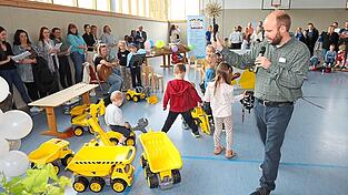 Pastoralreferent Michael Schenke segnete die neuen Sandspiel-Baufahrzeuge für das Kinderhaus, die vom Förderverein, gespendet wurden. Pastoralreferent Michael Schenke segnete die neuen Sandspiel-Baufahrzeuge für das Kinderhaus, die vom Förderverein, gespendet wurden.