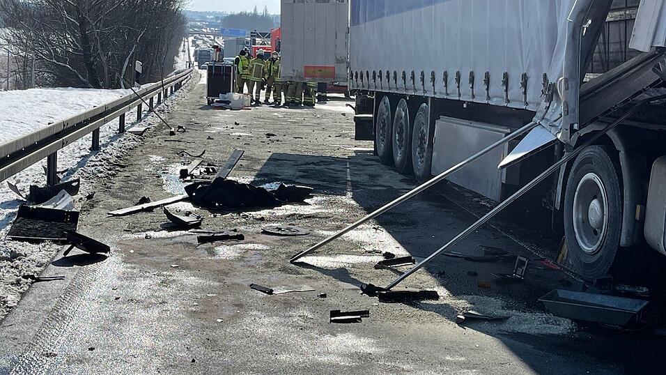 Kilometerlanger Stau am Donnerstagvormittag auf der Autobahn A9 zwischen Pfaffenhofen und Allershausen. Ein 71-jähriger Lkw-Fahrer aus dem Raum München übersah dabei das Stauende und kollidierte mit einem Sattelzug. Dabei kam der 71-Jährige ums Leben. Kilometerlanger Stau am Donnerstagvormittag auf der Autobahn A9 zwischen Pfaffenhofen und Allershausen. Ein 71-jähriger Lkw-Fahrer aus dem Raum München übersah dabei das Stauende und kollidierte mit einem Sattelzug. Dabei kam der 71-Jährige ums Leben.