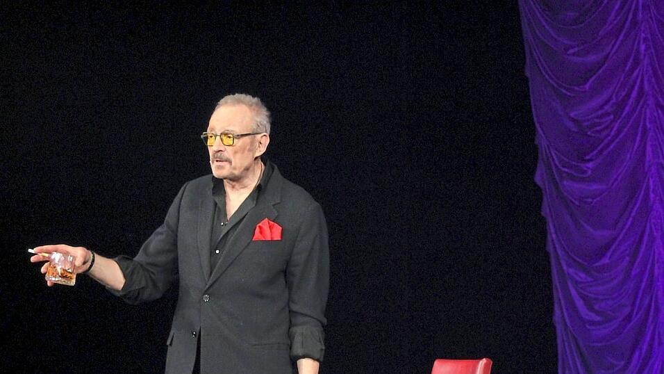 „Immer is irgendwas. Entweder die Fiaß schlafen mir ein. Oder sie jucken. Dann krieg i wieder ka Luft, wenn i schneller geh. Oder i hab an Schweißausbruch. Dann friert mich wieder. “ „Immer is irgendwas. Entweder die Fiaß schlafen mir ein. Oder sie jucken. Dann krieg i wieder ka Luft, wenn i schneller geh. Oder i hab an Schweißausbruch. Dann friert mich wieder. “