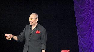 „Immer is irgendwas. Entweder die Fiaß schlafen mir ein. Oder sie jucken. Dann krieg i wieder ka Luft, wenn i schneller geh. Oder i hab an Schweißausbruch. Dann friert mich wieder. “ „Immer is irgendwas. Entweder die Fiaß schlafen mir ein. Oder sie jucken. Dann krieg i wieder ka Luft, wenn i schneller geh. Oder i hab an Schweißausbruch. Dann friert mich wieder. “