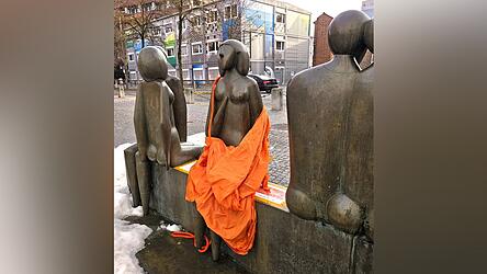 Zur Hälfte abgerissen war der Stoff am Sonntag. Die Soroptimistinnen verhüllten die Skulptur erneut - bislang unbeschädigt. Zur Hälfte abgerissen war der Stoff am Sonntag. Die Soroptimistinnen verhüllten die Skulptur erneut - bislang unbeschädigt.