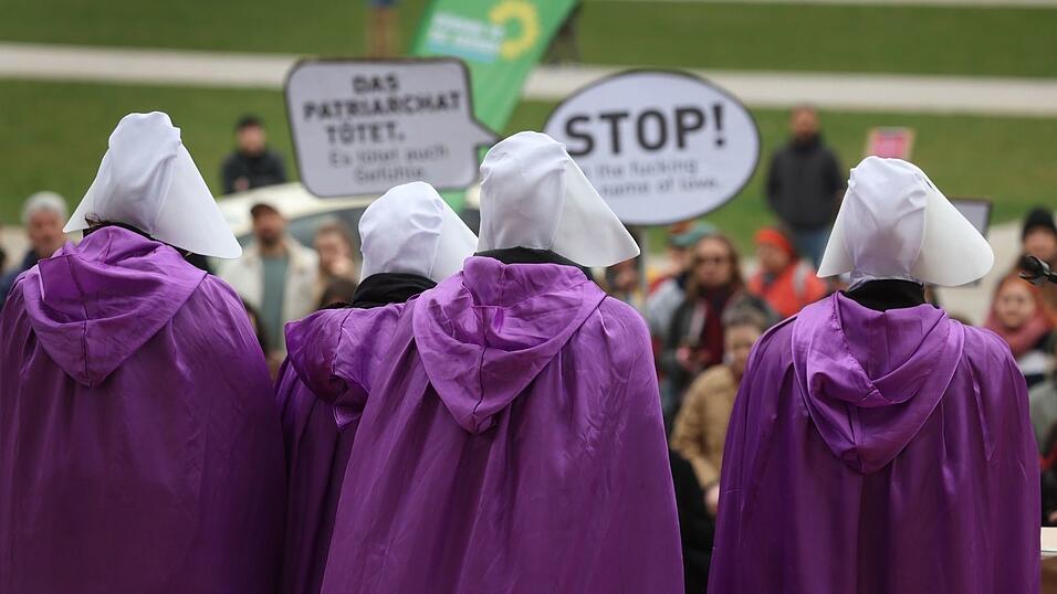 Die feministische Gruppe Handmaids Riot kritisiert noch immer bestehen Machtverh&auml;ltnisse.