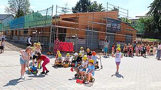 In einem Lied zeigen die Kinder, was die Handwerker auf der Baustelle alles leisten.