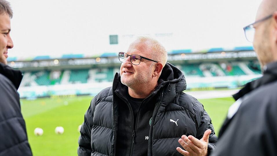 Heiko Vogel (M) erwartet eine Reaktion seiner Mannschaft gegen Kiel. (Archivbild) Heiko Vogel (M) erwartet eine Reaktion seiner Mannschaft gegen Kiel. (Archivbild)