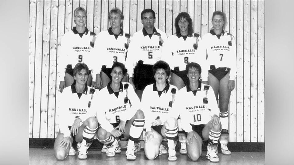 Das Mannschaftsfoto aus der Spielzeit 1992/1993. In dieser Saison spielte man das letzte Mal in der Volleyball-Bundesliga - damals noch als VC Kaufhalle Straubing. Das Mannschaftsfoto aus der Spielzeit 1992/1993. In dieser Saison spielte man das letzte Mal in der Volleyball-Bundesliga - damals noch als VC Kaufhalle Straubing.