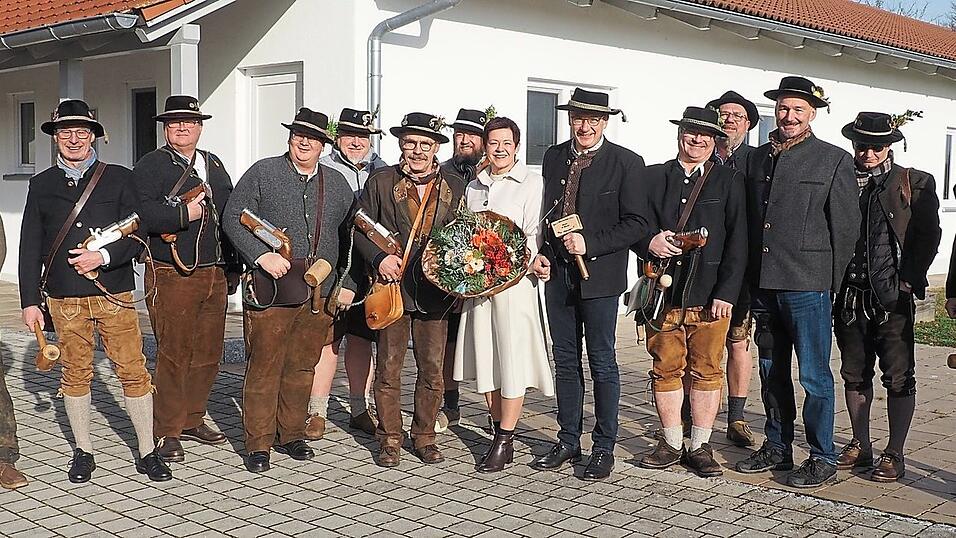 Die Georgi-B&ouml;llersch&uuml;tzen waren bei Landrat Werner Bumeder und Ehefrau Renate.