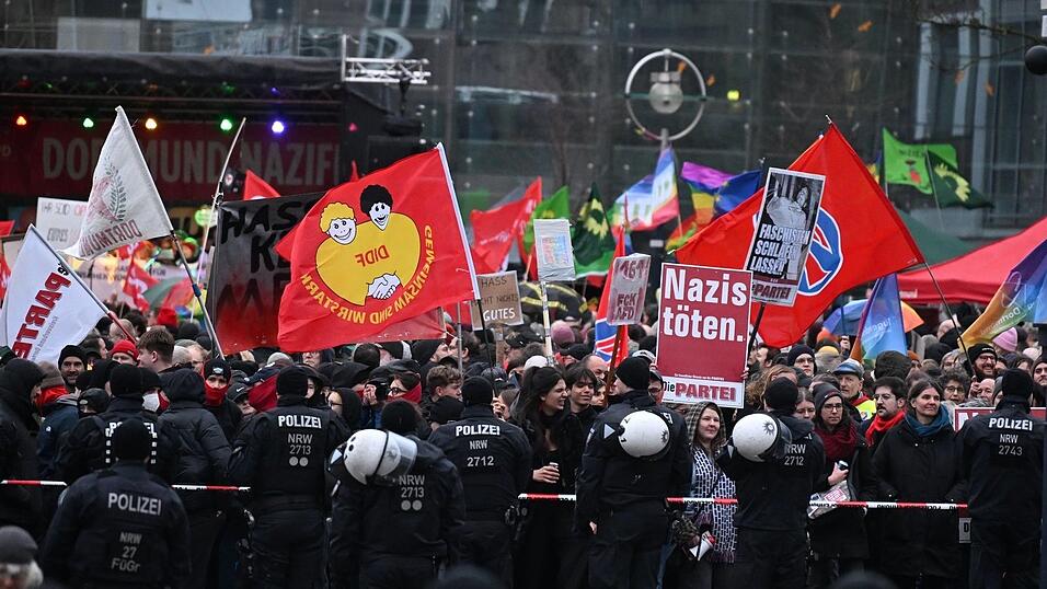 Mehr als 3.000 Menschen haben sich laut Polizei an den Protesten gegen H&ouml;cke in Dortmund beteiligt.