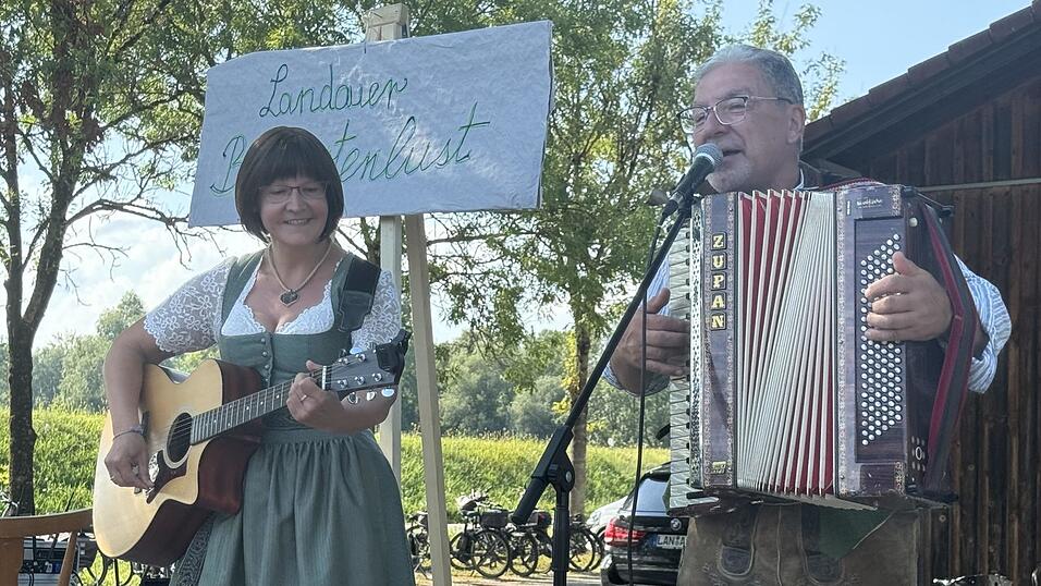 Zünftige Musik und Brettlprogramm bietet das Biergartenlust-Team auch in diesem Jahr. Zünftige Musik und Brettlprogramm bietet das Biergartenlust-Team auch in diesem Jahr.