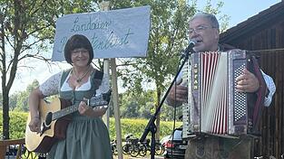 Zünftige Musik und Brettlprogramm bietet das Biergartenlust-Team auch in diesem Jahr. Zünftige Musik und Brettlprogramm bietet das Biergartenlust-Team auch in diesem Jahr.