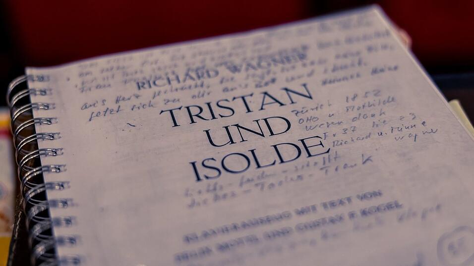 Eine Partitur der Wagner-Oper «Tristan und Isolde» - Aufnahme aus Cottbus im Jahr 2023. (Archivbild)