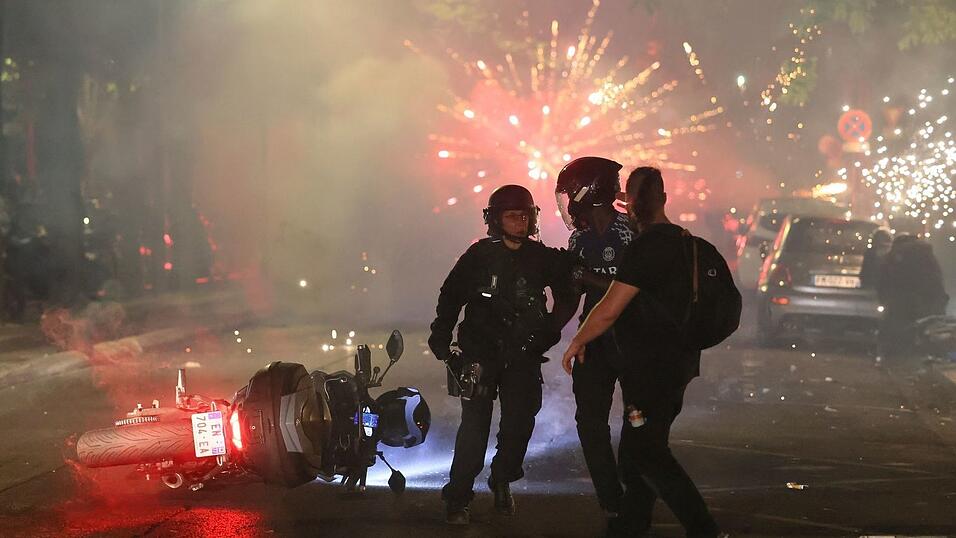 Rund 22.000 Polizisten waren landesweit im Einsatz. Rund 22.000 Polizisten waren landesweit im Einsatz.