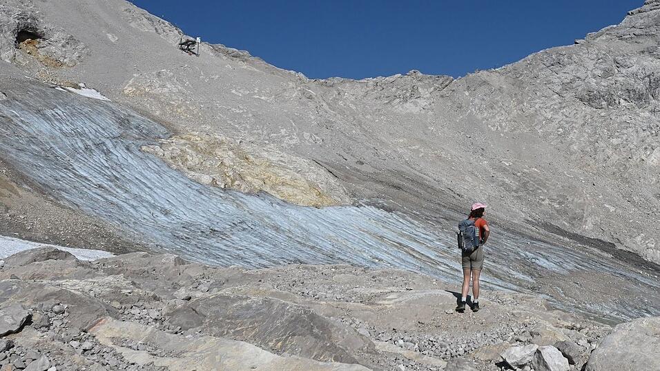 Eine Wandererin vor dem N&ouml;rdlichen Schneeferner Gletscher unterhalb der Zugspitze.
