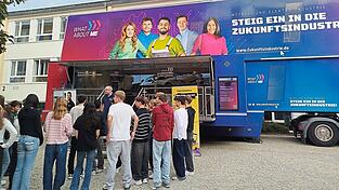 Die Klasse 9c ist gespannt, was sie im M+E-Truck erwartet. Die Klasse 9c ist gespannt, was sie im M+E-Truck erwartet.