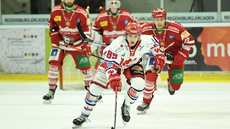 Der Deggendorfer SC hat das ostbayerische Derby bei den Eisbären Regensburg gewonnen. Der Deggendorfer SC hat das ostbayerische Derby bei den Eisbären Regensburg gewonnen.