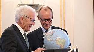 Kretschmann schenkte Merz einen Globus - weil ein Kanzler ja auch Weltpolitik mache.