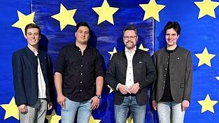 Das Moderatorenduo &bdquo;Paul & Paul&ldquo; (jeweils au&szlig;en) f&uuml;hrten durch den von Stefan Wecker (2. v. l.) organisierten Europatag. Der Landtagsabgeordente Dr. Gerhard Hopp nahm sich viel Zeit f&uuml;r die interessierten BSGler.