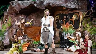 Eine Szene aus dem Musical bei der Waffenkunde.