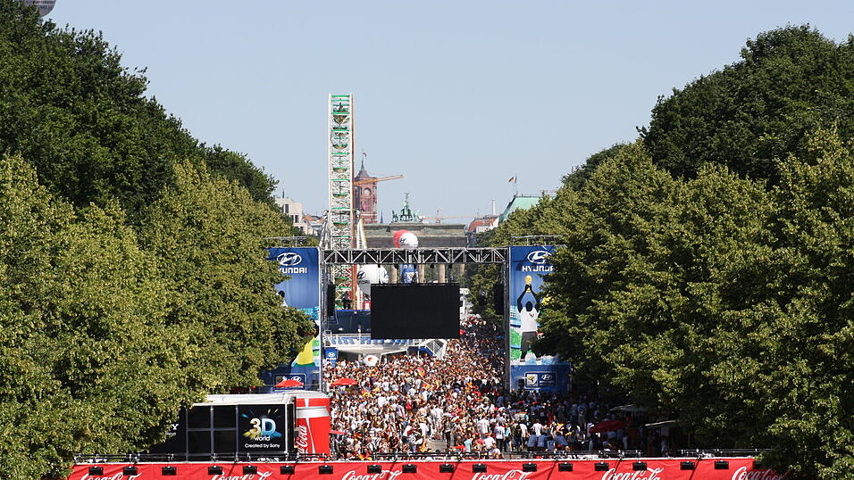 Christian Fertl war am Sonntag auf der Fanmeile in Berlin und erlebte dort das Achtelfinale gegen England auf Gro&szlig;leinwand.