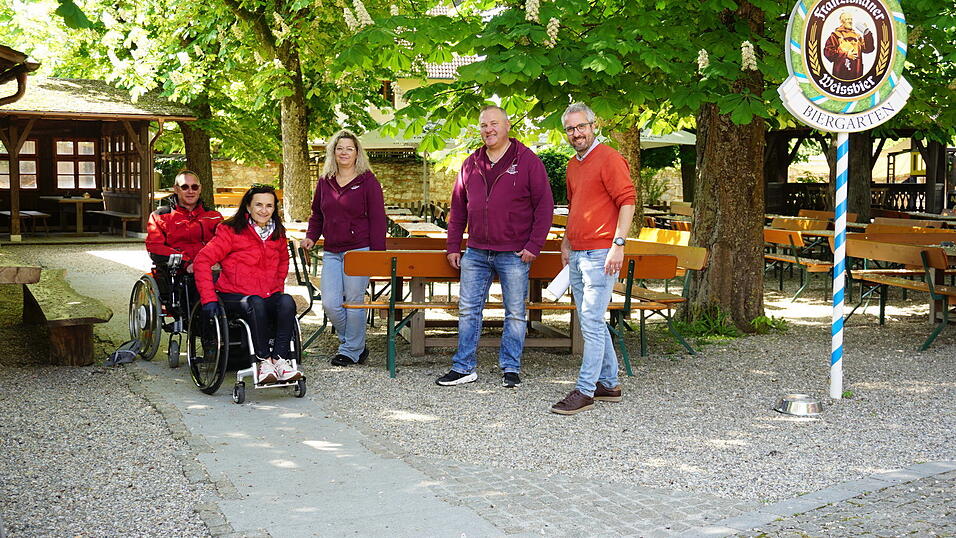 Uwe Bopp und Marion Huber-Schallner haben den Klosterbiergarten auf seine Barrierefreiheit getestet und die Wirte Susann und Martin Radspieler bei der Umsetzung von Maßnahmen beraten. Florian Best, Geschäftsführer des Tourismusverbands im Landkreis Kelheim, (von links) freut sich über die „wertvolle Unterstützung“ für Betriebe aus dem Landkreis. Uwe Bopp und Marion Huber-Schallner haben den Klosterbiergarten auf seine Barrierefreiheit getestet und die Wirte Susann und Martin Radspieler bei der Umsetzung von Maßnahmen beraten. Florian Best, Geschäftsführer des Tourismusverbands im Landkreis Kelheim, (von links) freut sich über die „wertvolle Unterstützung“ für Betriebe aus dem Landkreis.