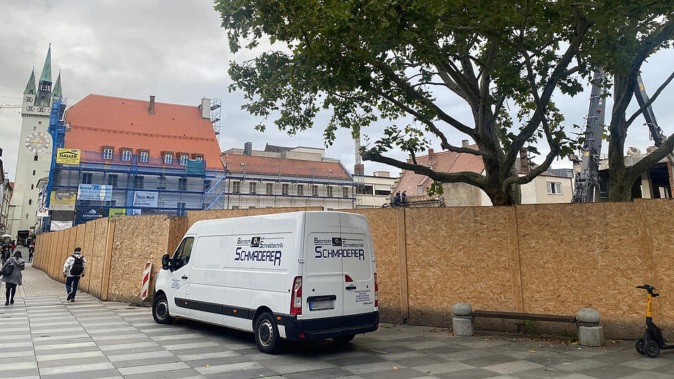 Ein gro&szlig;es Eck vom Woolworth-Geb&auml;ude ist weg: So sieht es am Freitagvormittag am Steiner-Thor-Platz aus.