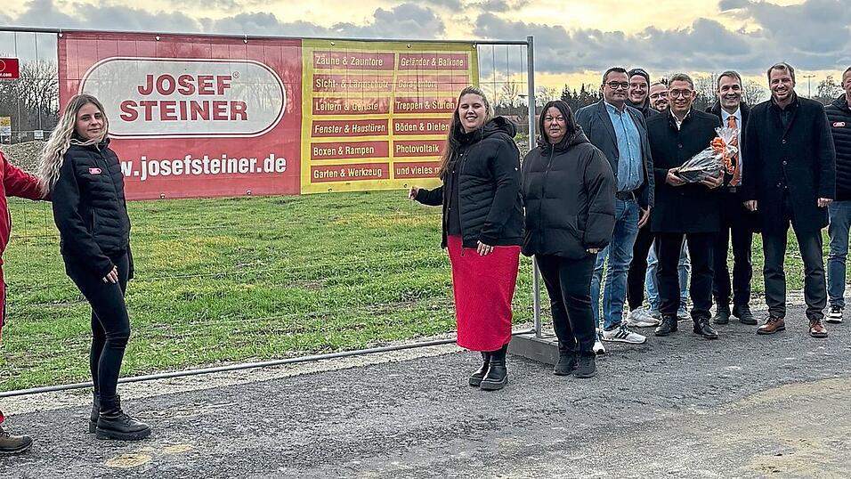 Zugig wars, aber die Zuversicht überwog an der Fuhrmannstraße, als Bürgermeister Matthias Kohlmayer (3.v.r.) und die VR-Immobilien-Mitarbeiter Stefan Reitberger und Martin Able (4.u.5.v.r.) in Anwesenheit von Steiner- und am Projekt beteiligten Mitarbeitern, Steiner-Geschäftsführer Peter Arnold (5.v.l.) zum Grundstückskauf gratulierten. Zugig wars, aber die Zuversicht überwog an der Fuhrmannstraße, als Bürgermeister Matthias Kohlmayer (3.v.r.) und die VR-Immobilien-Mitarbeiter Stefan Reitberger und Martin Able (4.u.5.v.r.) in Anwesenheit von Steiner- und am Projekt beteiligten Mitarbeitern, Steiner-Geschäftsführer Peter Arnold (5.v.l.) zum Grundstückskauf gratulierten.