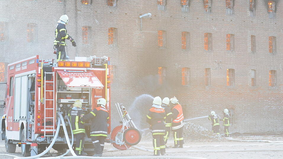 Großbrand einer ehemaliegen Ziegelei in Straubing. (Foto: Ulli Scharrer) Großbrand einer ehemaliegen Ziegelei in Straubing. (Foto: Ulli Scharrer)