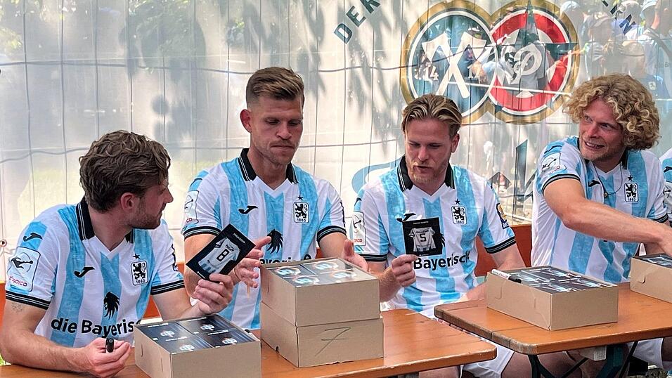 Die Autogramme von Florian Niederlechner (2.v.l.) und Mitspielern waren gefragt.