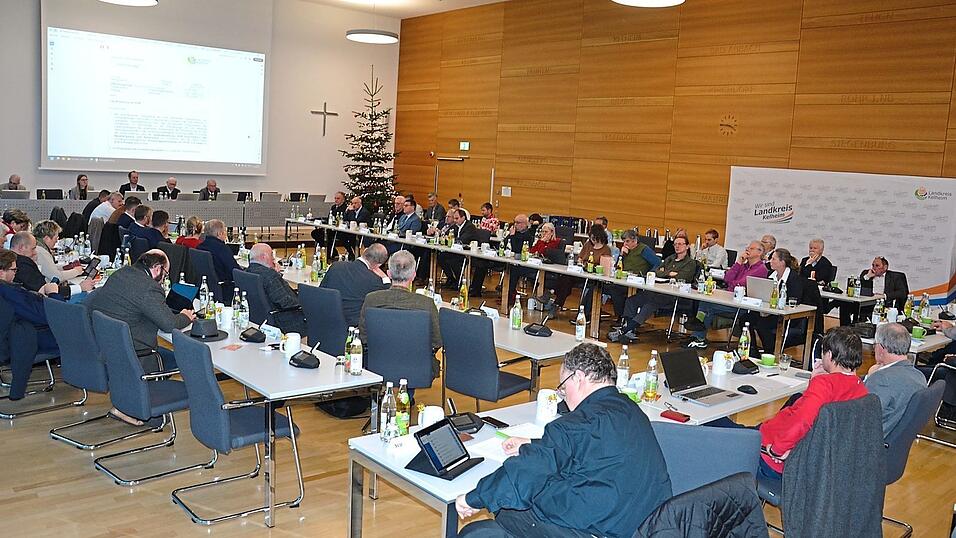 Entscheidung unterm Christbaum: Weihnachtsfriede anstatt lauter Wahlkampft&ouml;ne herrschte bei den Haushaltsberatungen des Kreistags am Montagnachmittag im gro&szlig;en Sitzungssaal des Landratsamtes.