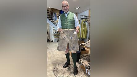 P&uuml;nktlich zum G&auml;ubodenvolksfest: Peter Markgraf mit der Lederhose im Tigers-Design.