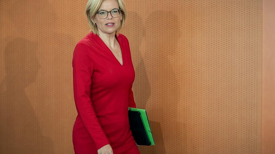 Julia Klöckner stößt mit ihrem Vorschlag für eine Lebensmittelkennzeichnung offenbar auf wenig Gegenliebe. Julia Klöckner stößt mit ihrem Vorschlag für eine Lebensmittelkennzeichnung offenbar auf wenig Gegenliebe.