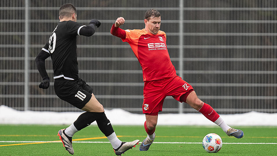 Der nimmerm&uuml;de Tobias Lermer (rot) sorgte in der 72. Minute im Nachsetzen f&uuml;r den Anschluss.