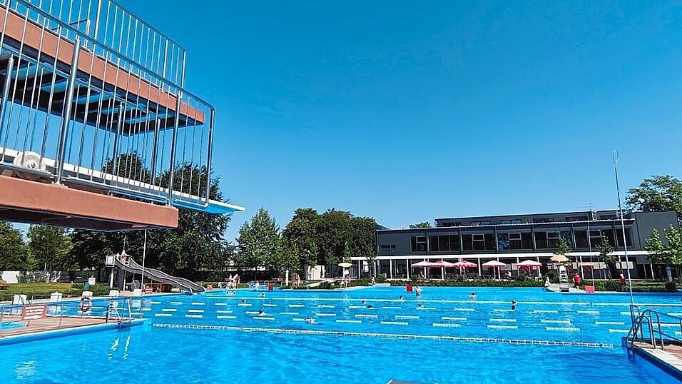 Das sanierungsbedürftige Freibad verliert Wasser, was laut Stadtverwaltung höhere Heizkosten zur Folge hat. Das sanierungsbedürftige Freibad verliert Wasser, was laut Stadtverwaltung höhere Heizkosten zur Folge hat.
